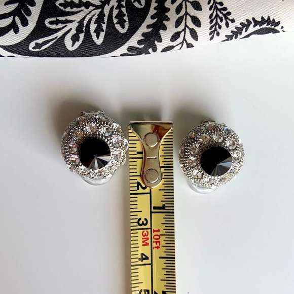 Vintage domed crystal clip earrings - Picture 3 of 5